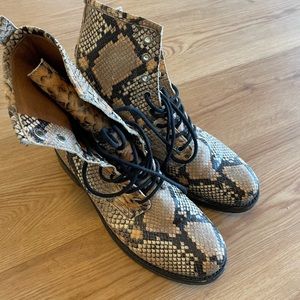 RARE Frye Veronica Snake Combat Sz 9.5